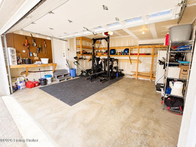 5213 Rainmaker Ct, Louisville, KY 40229