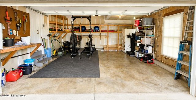5213 Rainmaker Ct, Louisville, KY 40229