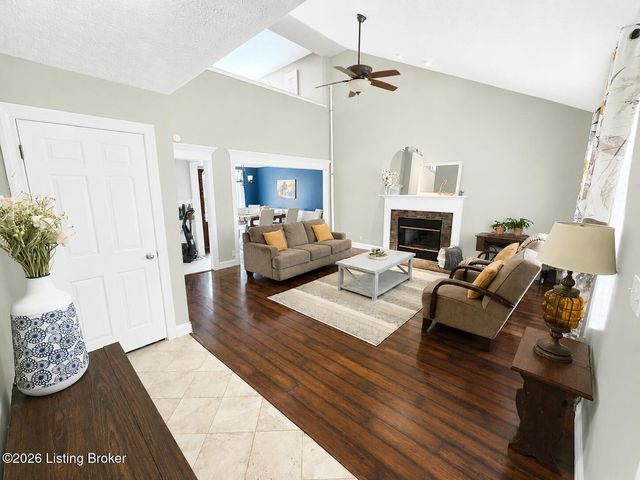 5213 Rainmaker Ct, Louisville, KY 40229
