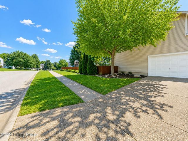 5213 Rainmaker Ct, Louisville, KY 40229