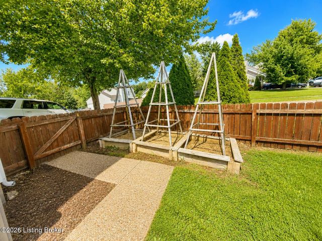 5213 Rainmaker Ct, Louisville, KY 40229