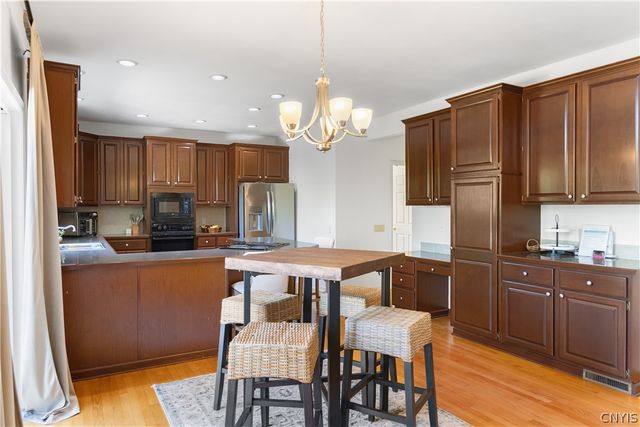 8353 Glen Eagle Dr, Manlius, NY 13104