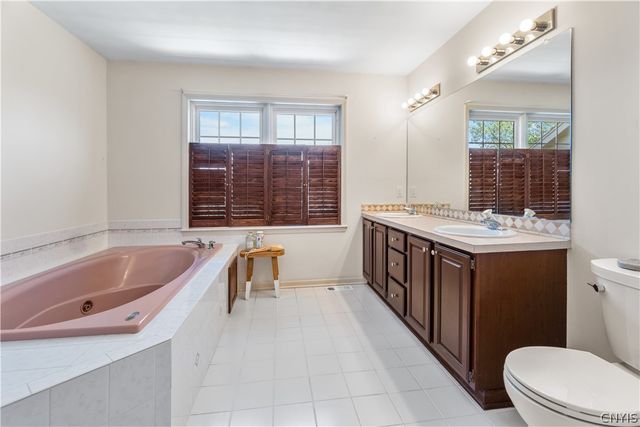 8353 Glen Eagle Dr, Manlius, NY 13104