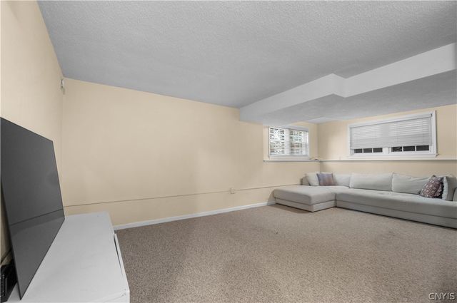 8353 Glen Eagle Dr, Manlius, NY 13104