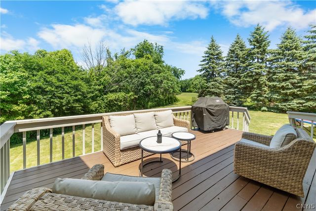 8353 Glen Eagle Dr, Manlius, NY 13104