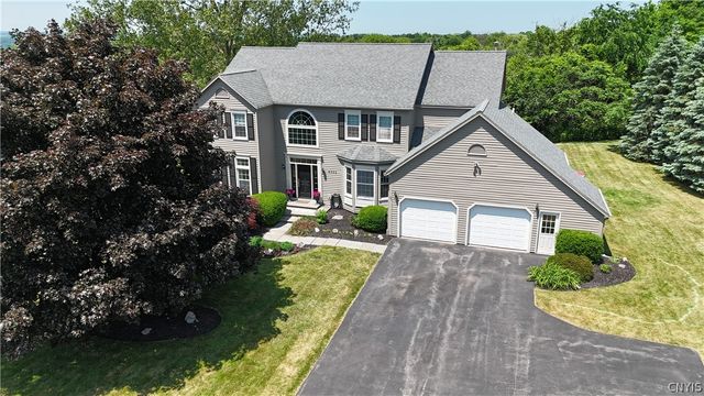 8353 Glen Eagle Dr, Manlius, NY 13104