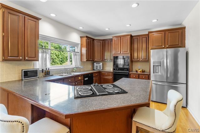 8353 Glen Eagle Dr, Manlius, NY 13104