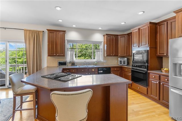 8353 Glen Eagle Dr, Manlius, NY 13104