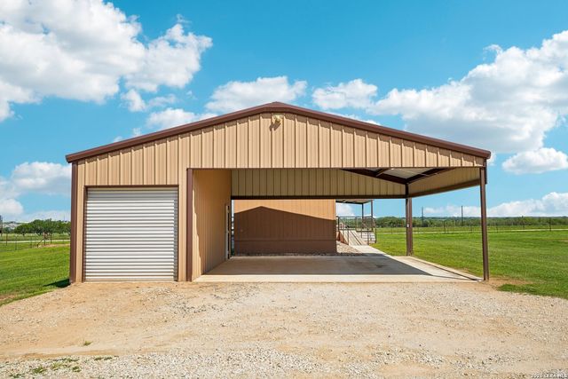 849 County Road 302 A, Floresville, TX 78114