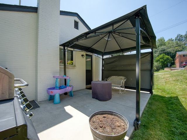 120 Elmwood Dr, Shaler, PA 15116
