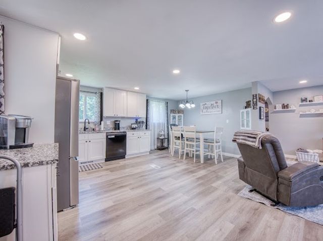 120 Elmwood Dr, Shaler, PA 15116