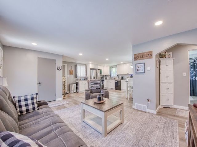 120 Elmwood Dr, Shaler, PA 15116