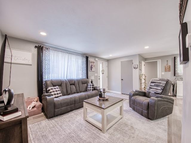 120 Elmwood Dr, Shaler, PA 15116