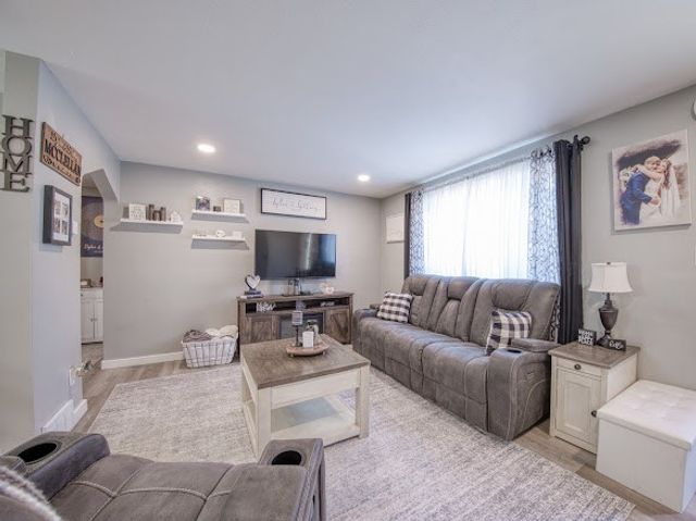 120 Elmwood Dr, Shaler, PA 15116