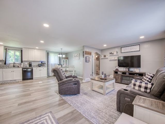 120 Elmwood Dr, Shaler, PA 15116