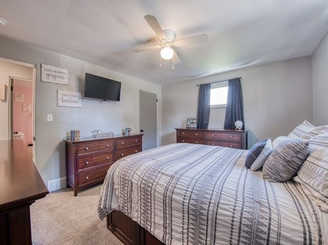120 Elmwood Dr, Shaler, PA 15116