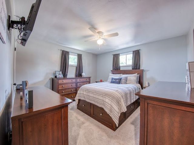120 Elmwood Dr, Shaler, PA 15116