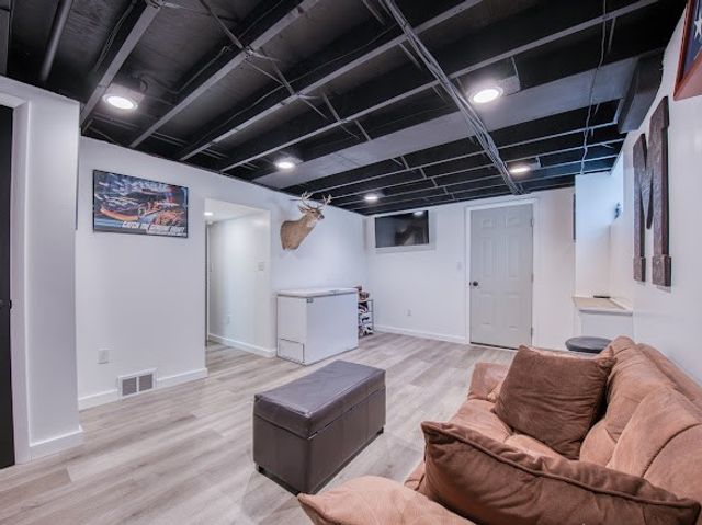 120 Elmwood Dr, Shaler, PA 15116