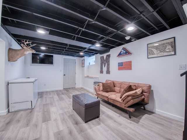 120 Elmwood Dr, Shaler, PA 15116