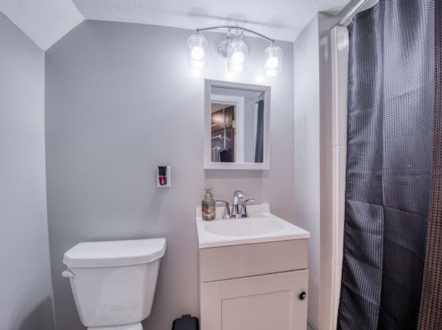 120 Elmwood Dr, Shaler, PA 15116