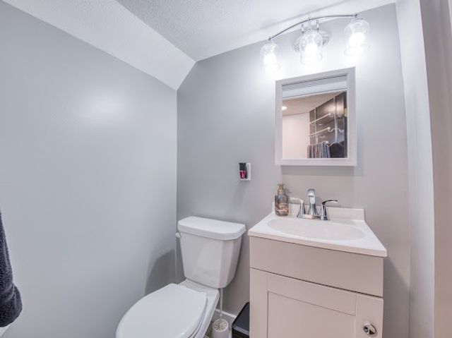 120 Elmwood Dr, Shaler, PA 15116