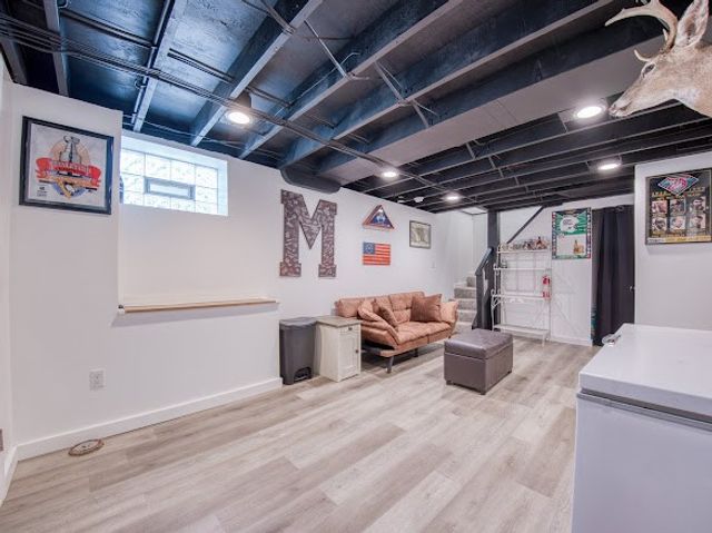 120 Elmwood Dr, Shaler, PA 15116