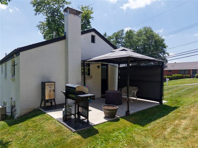 120 Elmwood Dr, Shaler, PA 15116