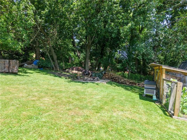 120 Elmwood Dr, Shaler, PA 15116
