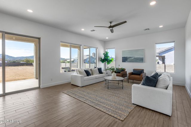 825 E PERDIDO Way, Phoenix, AZ 85086