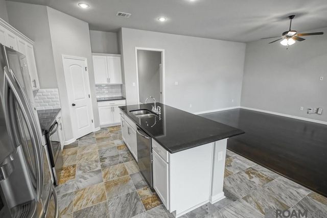 32463 Curtis Cove Ln, Denham Springs, LA 70706