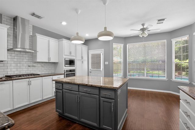 19 Heather Wisp, The Woodlands, TX 77381