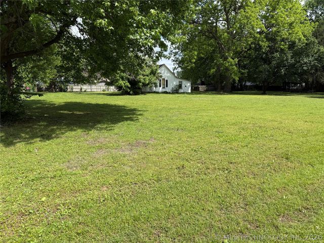 1102 SE 12th Street, Wagoner, OK 74467