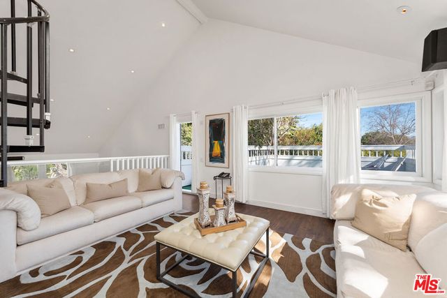 3245 Provon Lane, Los Angeles, CA 90034