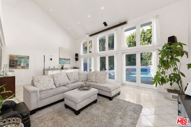 3245 Provon Lane, Los Angeles, CA 90034