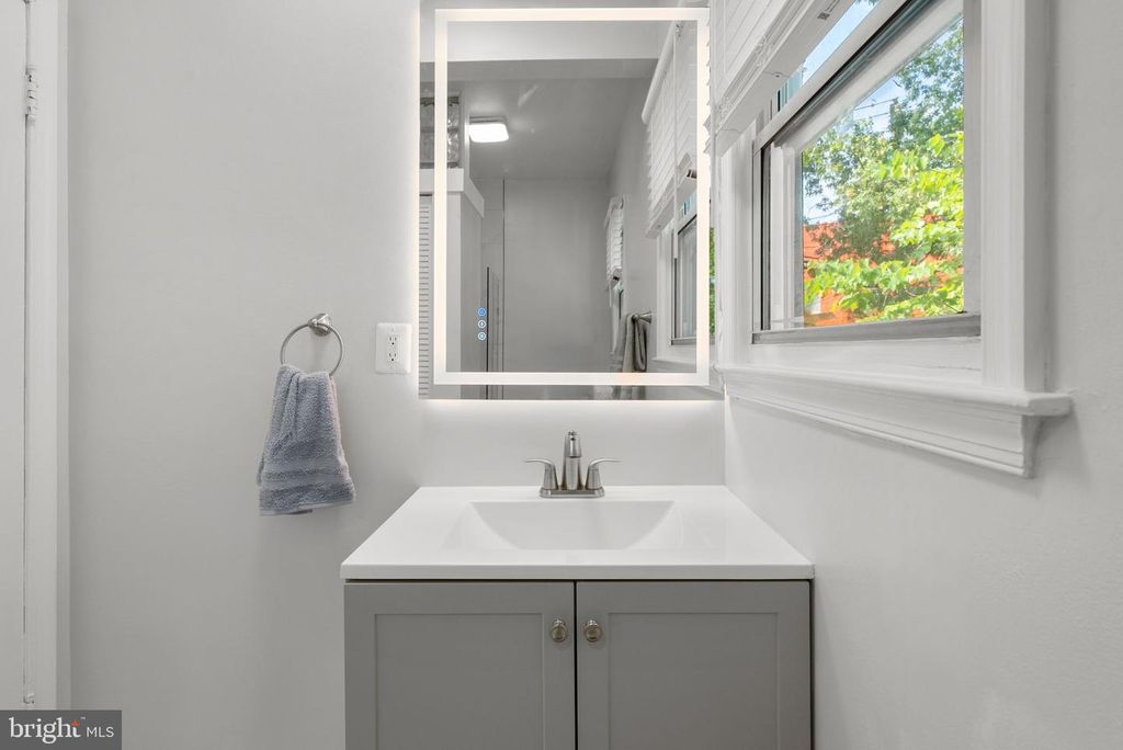 Image 10 of property listing at 824 PHILADELPHIA AVE, Silver Spring, MD 20910