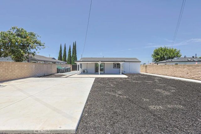 11842 Santa Rosalia, Stanton, CA 90680