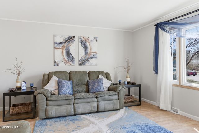 26 Sussex Way, Niskayuna, NY 12309