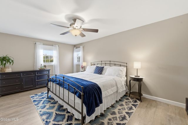 26 Sussex Way, Niskayuna, NY 12309