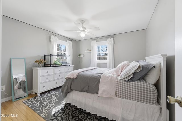 26 Sussex Way, Niskayuna, NY 12309