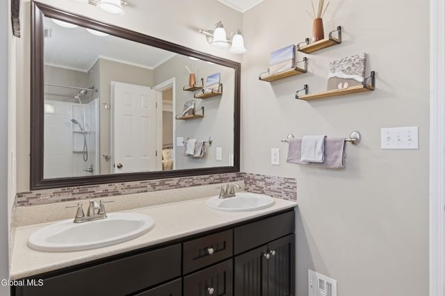 26 Sussex Way, Niskayuna, NY 12309