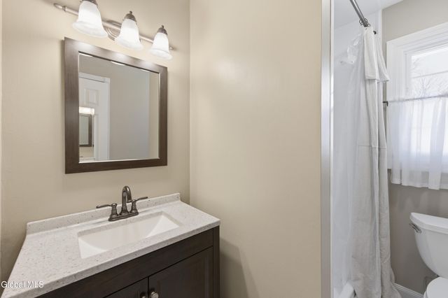 26 Sussex Way, Niskayuna, NY 12309