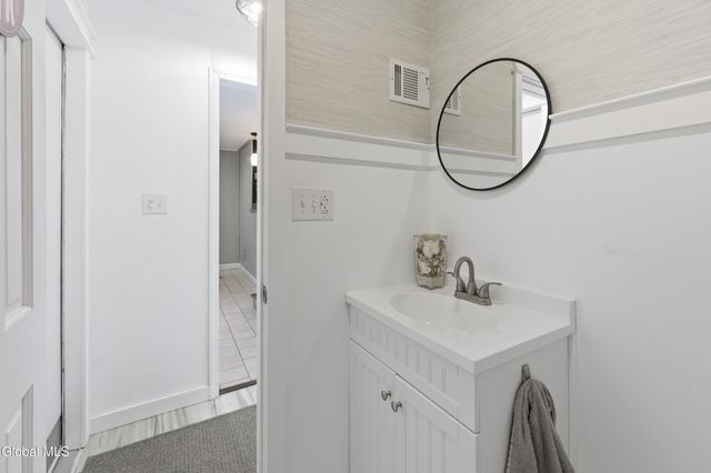 26 Sussex Way, Niskayuna, NY 12309