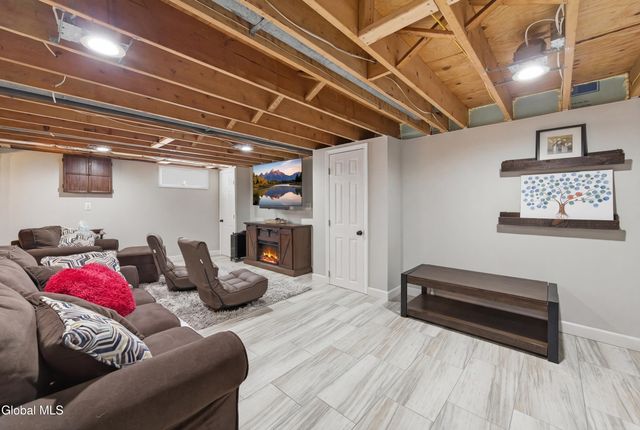 26 Sussex Way, Niskayuna, NY 12309