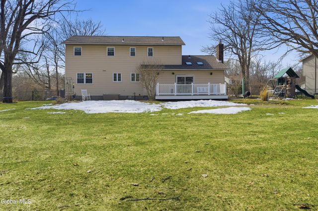 26 Sussex Way, Niskayuna, NY 12309