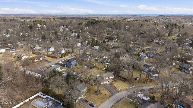 26 Sussex Way, Niskayuna, NY 12309