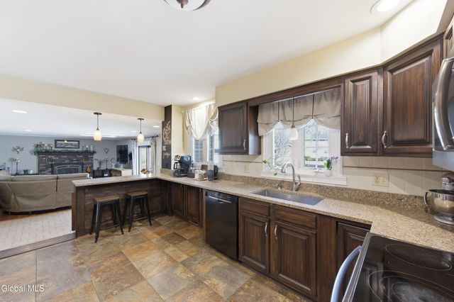 26 Sussex Way, Niskayuna, NY 12309