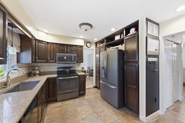 26 Sussex Way, Niskayuna, NY 12309