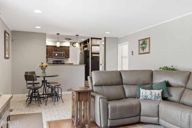 26 Sussex Way, Niskayuna, NY 12309