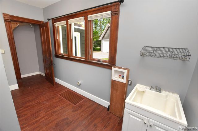 404 N Adelaide Street, Fenton, MI 48430