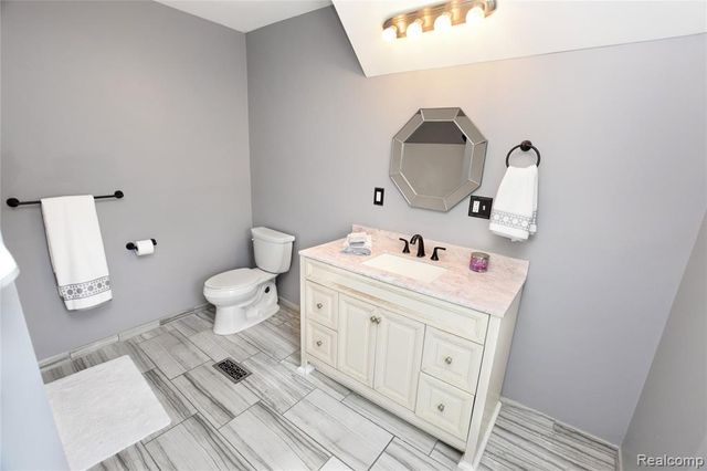 404 N Adelaide Street, Fenton, MI 48430